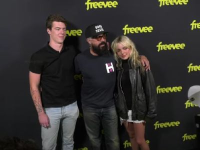Titus Welliver is in the middle, while Eamonn Welliver is on his right and Cora Welliver is on his left, as they are posing for the cameras.